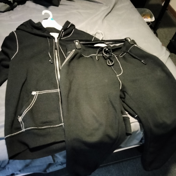 Jogging Set - Picture 3 of 3